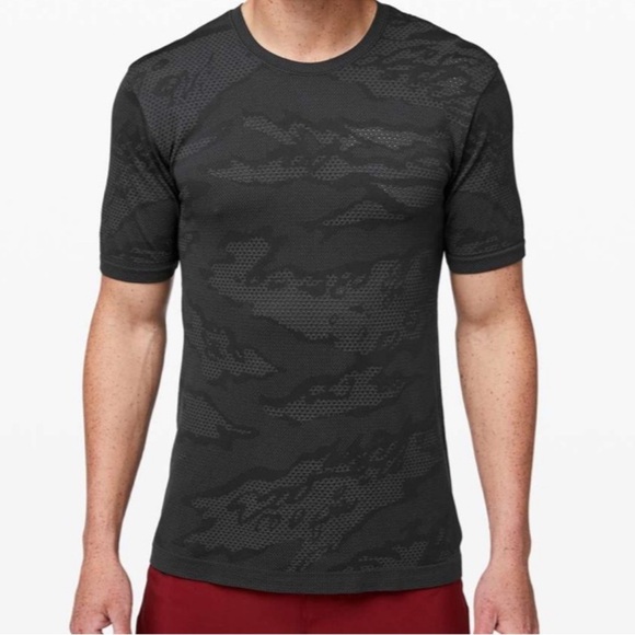 Lululemon Metal Vent Breathe Short Sleeve in Camo Medium - Picture 5 of 6